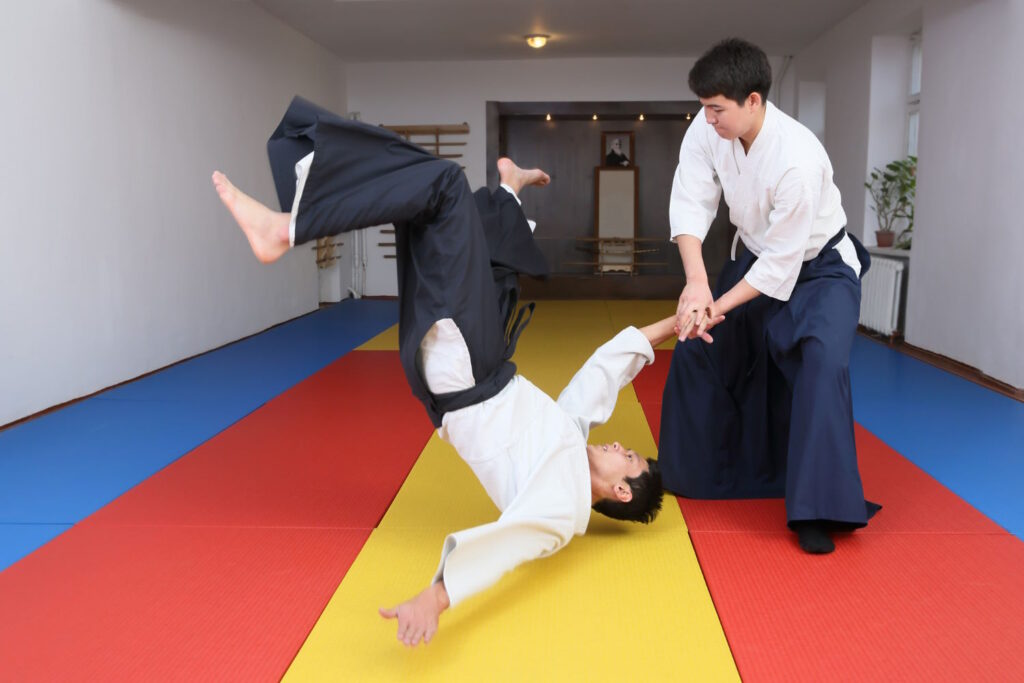 Aikido, będące japońską sztuką walki, znane jest nie tylko ze swojej skuteczności w samoobronie, ale również z niezwykłej umiejętności leczenia ciała i umysłu