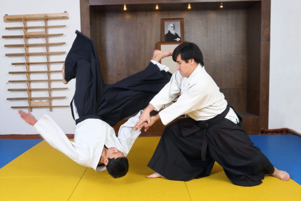 Aikido, będące japońską sztuką walki, znane jest nie tylko ze swojej skuteczności w samoobronie, ale również z niezwykłej umiejętności leczenia ciała i umysłu