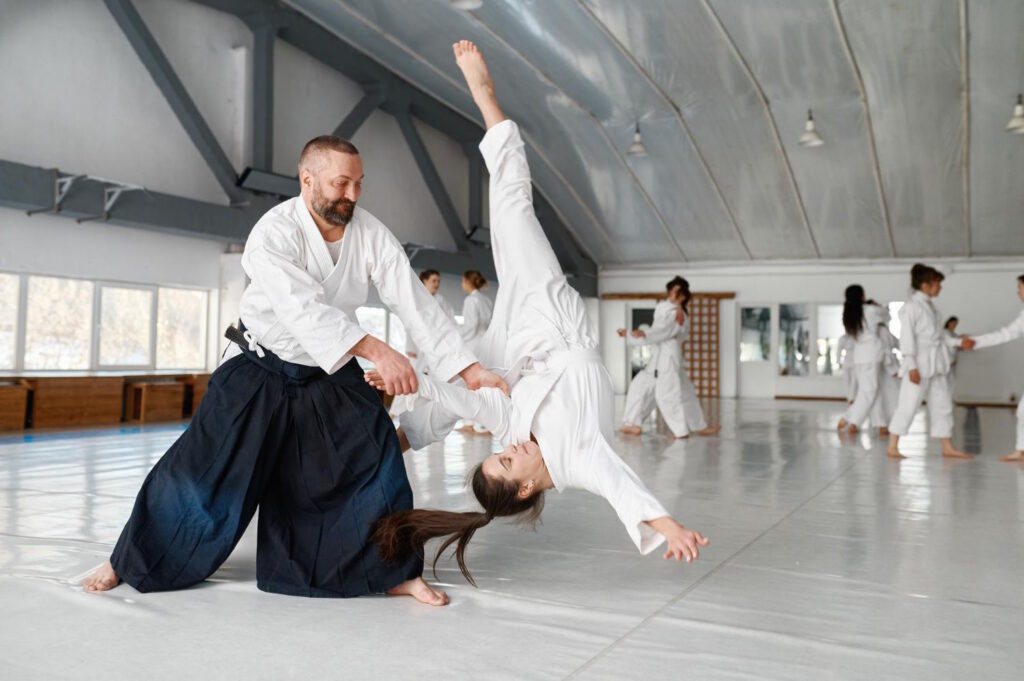 Aikido zostało stworzone przez mistrza Morihei Ueshibę w latach dwudziestych XX wieku