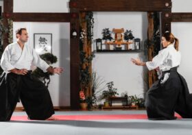 Aikido jako metoda samodoskonalenia: przewodnik po podstawach i technikach